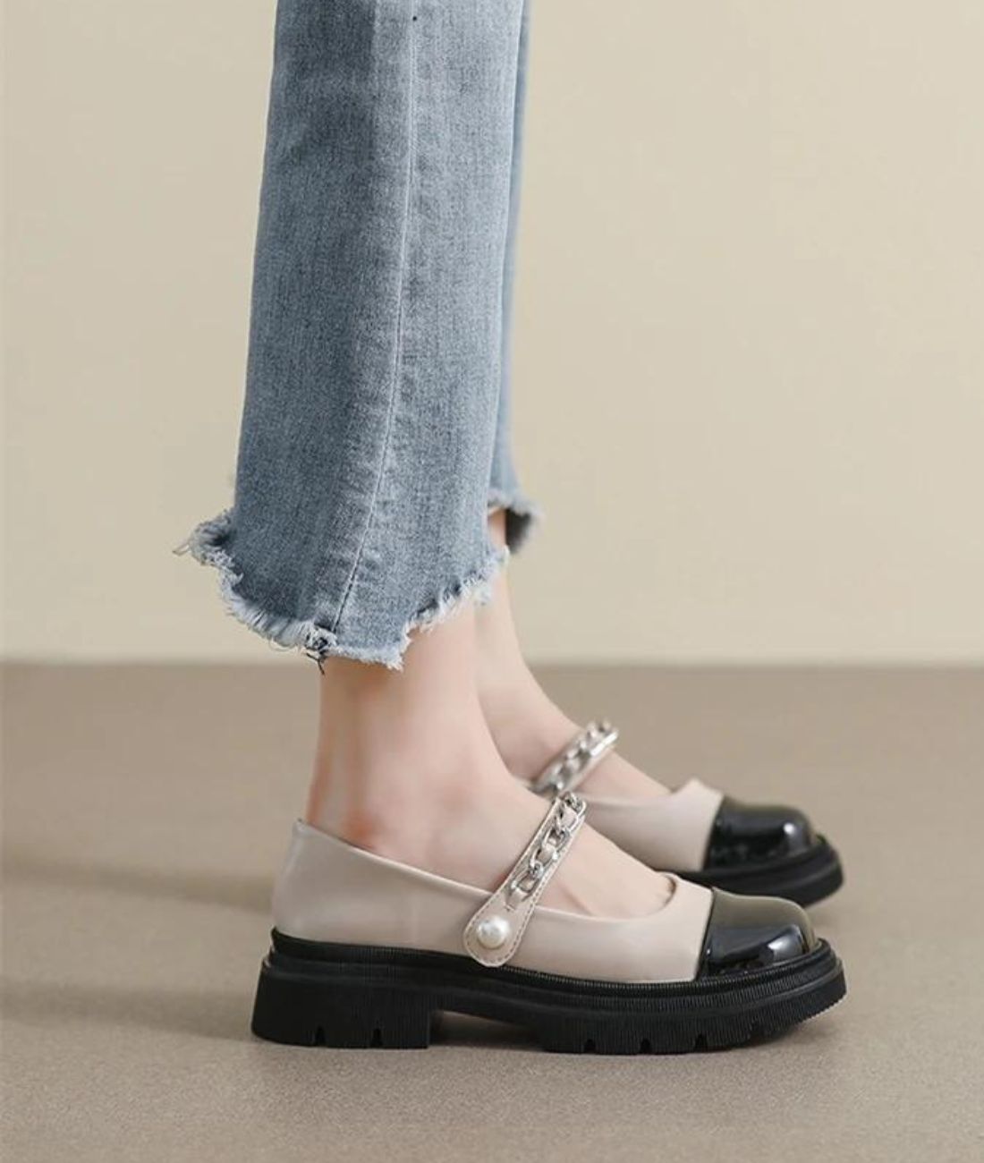 Women’s Chunky Synthetic Leather Round Toe Loafers Off White